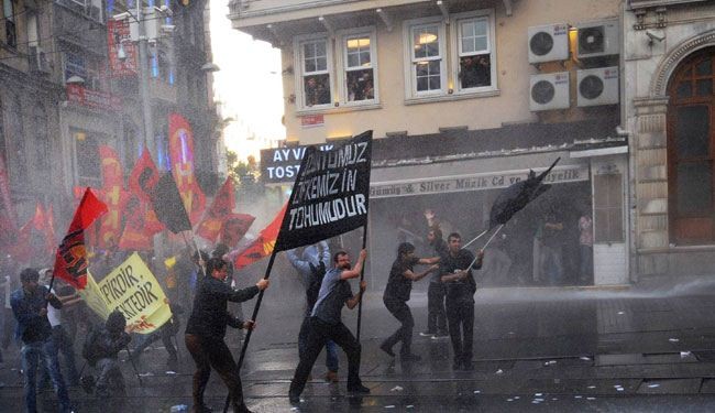صدامات بين شرطة تركيا ومتظاهرين ودعوات لاضراب اليوم