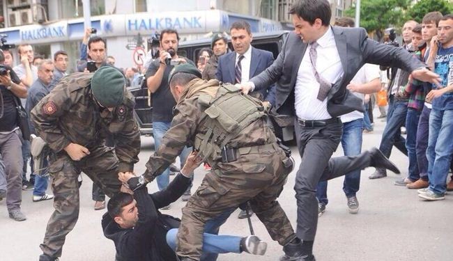 Turkey PM threatens to slap protester