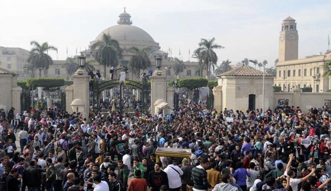 Pro-Morsi students, police clash in Cairo campuses