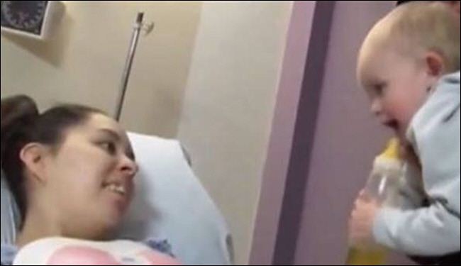 ام تقبل طفلها وتقفز معه من النافذة لانقاذه