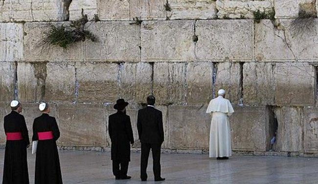 البابا يضع اكليلا من الزهور على قبر مؤسس الصهيونية