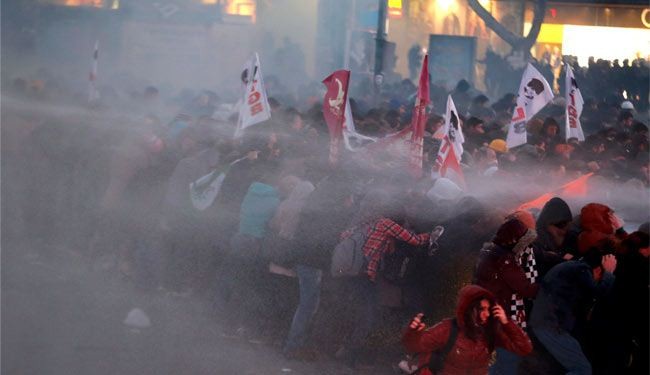 تجدد الاشتباكات في انقرة والشرطة تستخدم الغاز ضد المتظاهرين