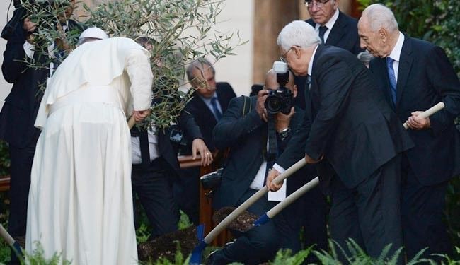 بالصور؛ عباس وبيريز بدور الفلاح في حديقة الفاتيكان