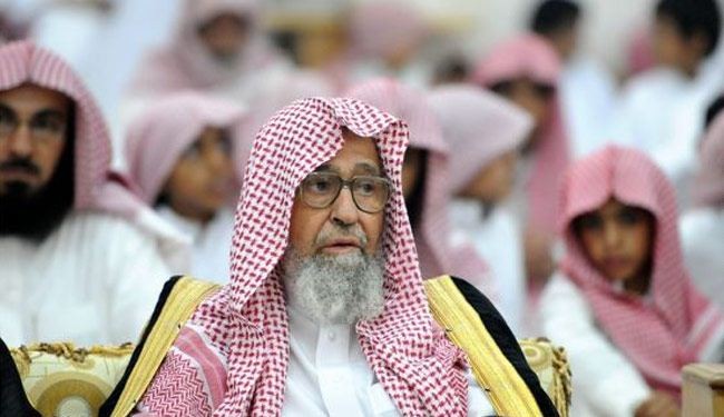 رجل دين سعودي يصف التصوير في الحرم المكي بالـ