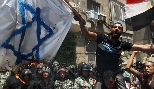 مصری‌ها پرچم رژیم صهیونیستی را آتش زدند