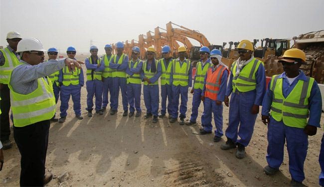 عمال يواجهون الحر والتشرد في قطر بعد طردهم من مساكنهم