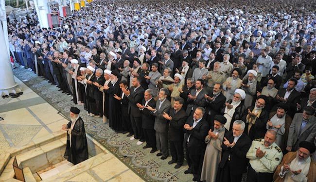 قائد الثورة الإسلامیة يأم صلاة العيد في طهران