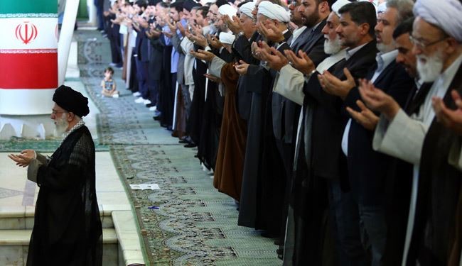 اقامة صلاة عيد الفطر المبارك بامامة قائد الثورة الاسلامية