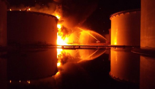 حريق خزاني الوقود في ليبيا بات خارج السيطرة
