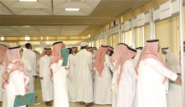 في السعودية.. العاطلون عن العمل يعرضون المال لمن يوظفهم