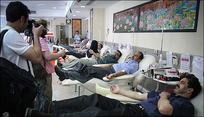 بالصور...سينمائيون ايران يتبرعون بالدم لضحايا غزة