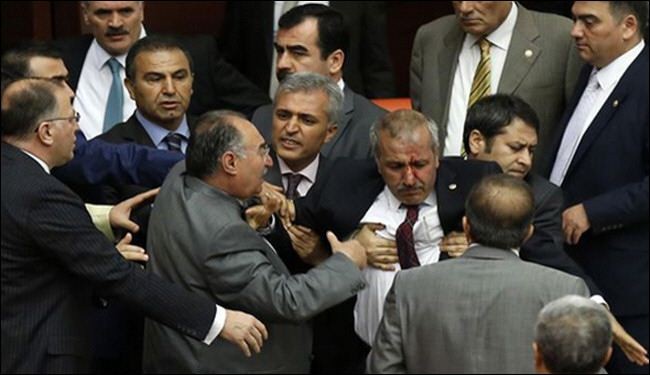 بالصور: عراك بالايدي في البرلمان التركي