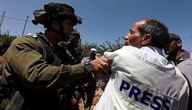 Zionist troops arrest AP photographer in al-Khalil