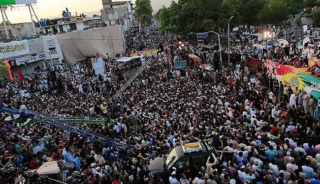 المعارضة الباكستانية تهدد باقتحام المباني الحكومية اذا لم يستقل شريف