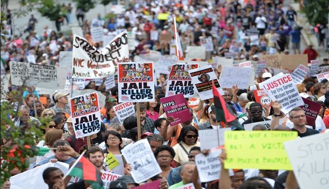 آلاف يحتجون بنيويورك على قتل الشرطة لرجل أسود