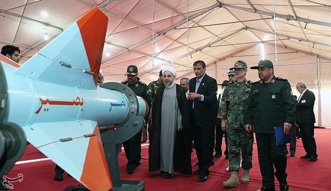 بالصور: الرئيس روحاني يتفقد معرض الصناعات الدفاعية