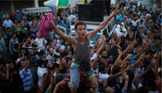 الفلسطینیون یحتفلون بالانتصار اثر موافقة الاحتلال علی وقف النار