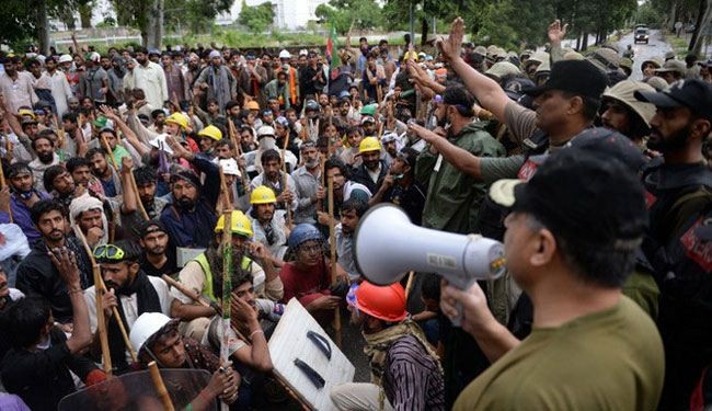 مواجهات جديدة باسلام آباد ومحتجون يقتحمون مقر التلفزيون