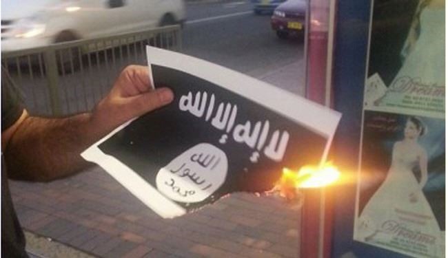 استرالیایی‌ها پرچم داعش را به آتش می‌کشند