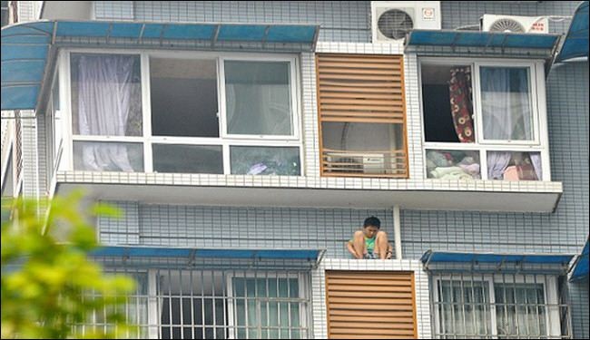 صور:مراهق يختبئ من والدته أسفل نافذته بالطابق الـ11