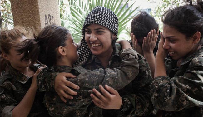 بالصور/مقاتلات كرديات يتدربن على قتال داعش بسوريا