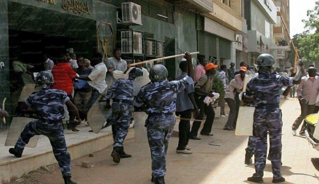 الشرطة السودانية تفرق متظاهرين في الخرطوم