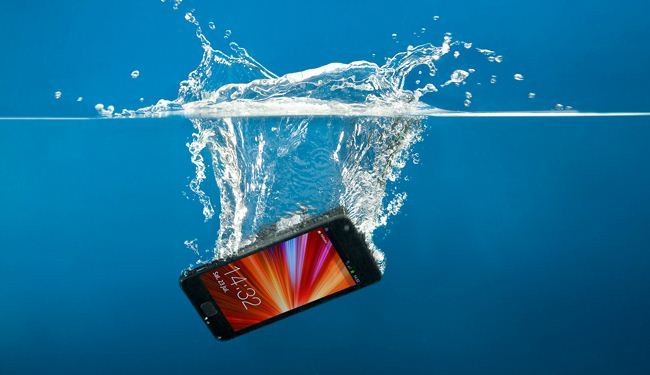 كيف تنقذ هاتفك الذكي بعد سقوطه في الماء؟
