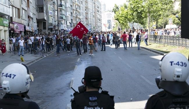 تركيا: تظاهرات حاشدة تتهم الحزب الحاكم بالتعاون مع 