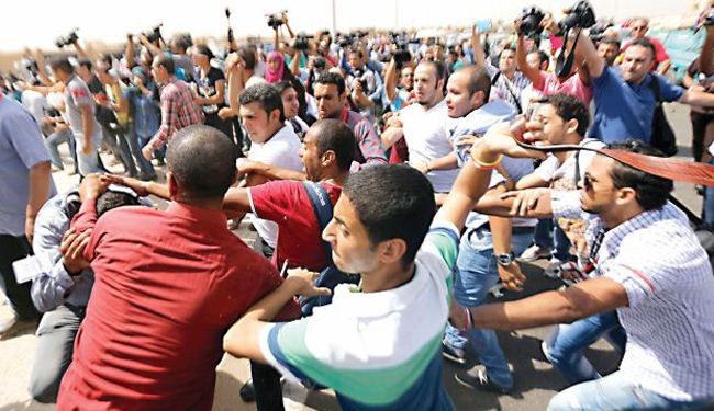 إشتباكات بين مؤيدي مبارك ومعارضيه بعد قرار تأجيل محاكمته