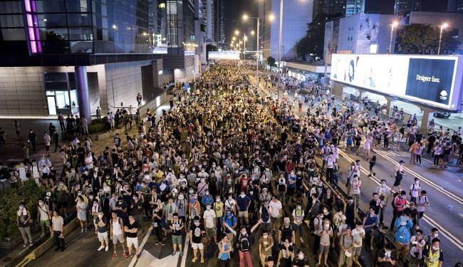 الاف المتظاهرين يطالبون بالديموقراطية في هونغ كونغ