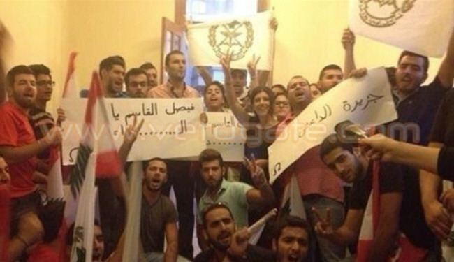 یورش معترضان لبنانی به دفتر شبکه قطری