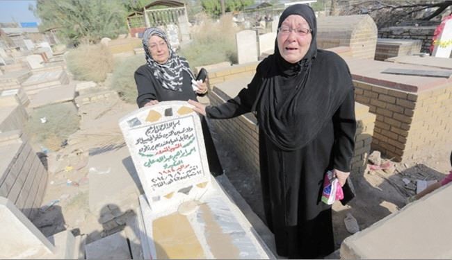 بالصور: العيد في المقابر حال أغلب العراقيين