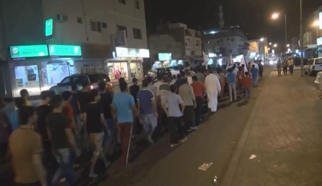 المناطق البحرينية تتظاهر تأكيداً على مقاطعتها للانتخابات النيابية