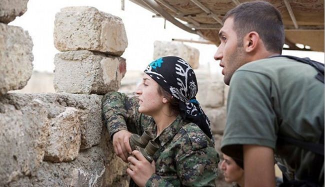 شابة كردية تقود المقاتلين الأكراد بالمعارك ضد داعش