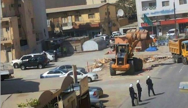 صور/القوات البحرينية تهدم نصباً دينياً يرمز لعاشوراء
