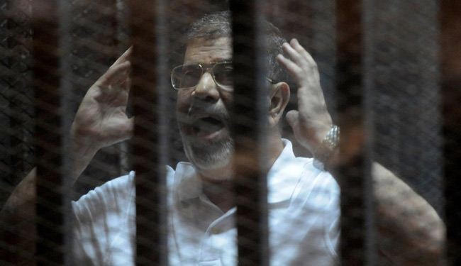 مرسي للمحكمة: لازلت رئيسا لمصر وأرفض محاكمتي