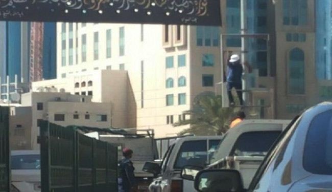 اهانت مزدوران آل خلیفه به نمادهای عاشورا در بحرین