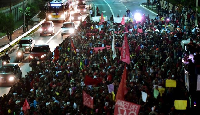 متظاهرون في البرازيل يطالبون برحيل روسيف