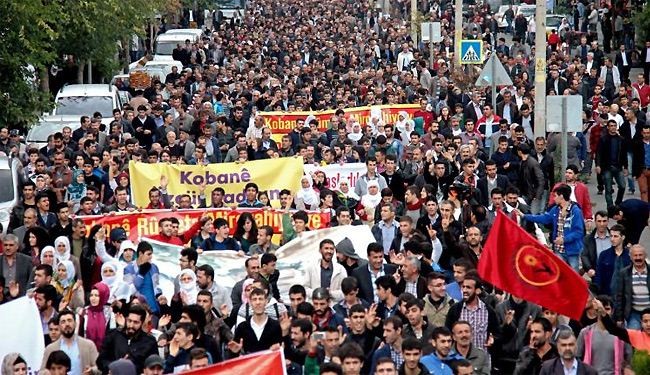 تظاهرات كردية بتركيا دعما لعين العرب والداخلية تعتبرها غير قانونية