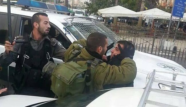 بالصور؛ اعتقال مقدسي حاول تخليص طفليه من جنود الاحتلال