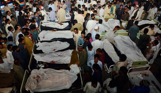 55 قتيلا على الاقل في تفجير بباكستان على الحدود مع الهند+صور