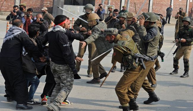 قوات الأمن الهندية تعتدي على مواكب العزاء الحسينية في كشمير