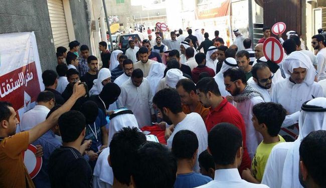 بالصور؛ الإقبال الجماهيري على مراكز الاستفتاء الشعبي بالبحرين