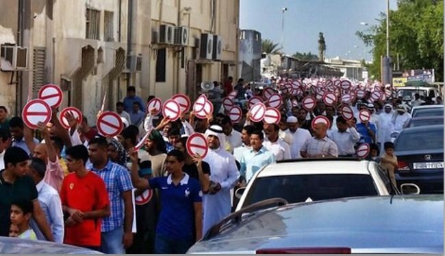 بالصور/الأمن البحريني يقمع مسيرة ضخمة مؤيدة لمقاطعة الإنتخابات