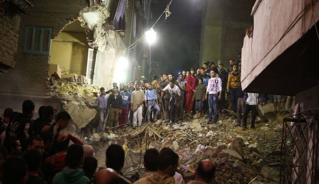 17 قتيلا على الاقل في انهيار بناية شرق القاهرة