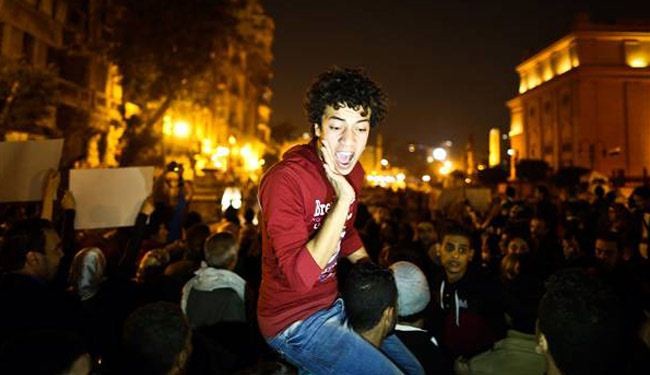 الامن المصري يفرق تظاهرة ضد تبرئة مبارك ويصيب متظاهرين