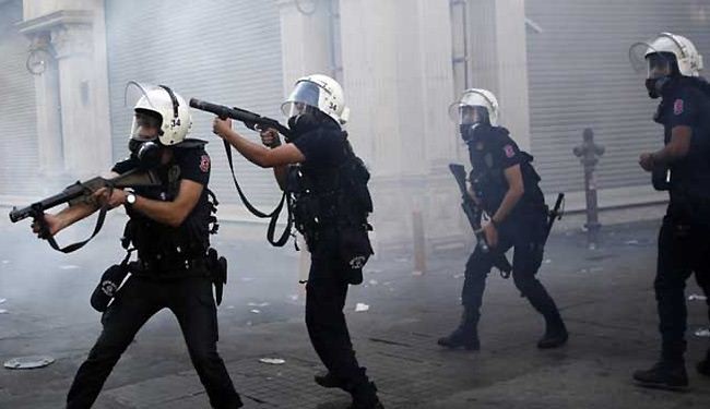 الشرطة التركية تفتح نيرانها على متظاهر كردي وترديه قتيلاً