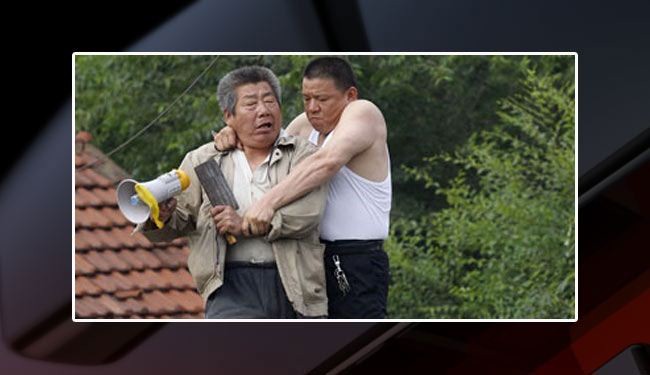 صيني يبتكر طريقة غريبة لانقاذ ابنه المريض!