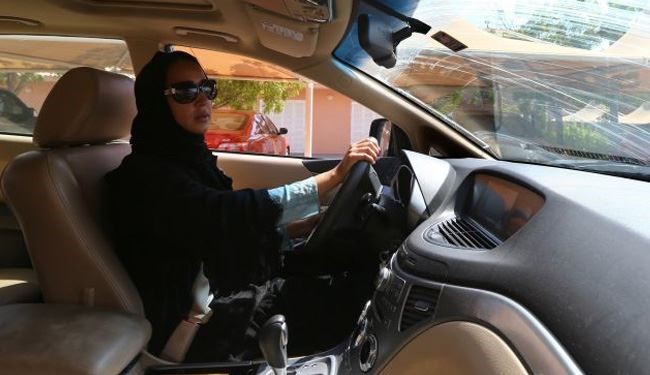 رانندگی زن در امریکا جایز و در عربستان حرام است !
