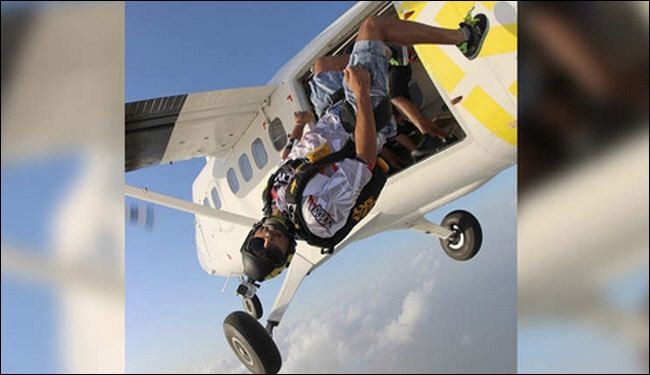صور لولي عهد دبي معلقا بطائرة تثير غضب النشطاء
